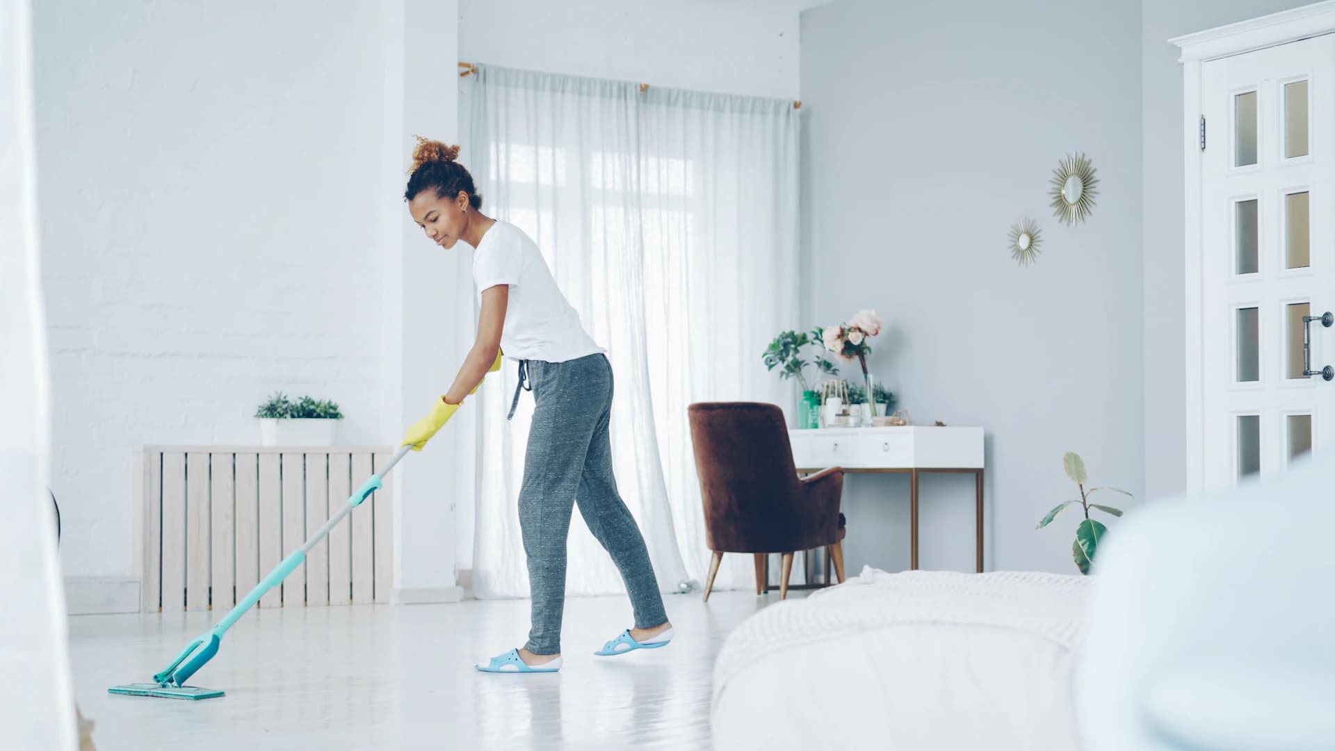 Grundreinigung einer Wohnung, Bodenreinigung im Wohnzimmer