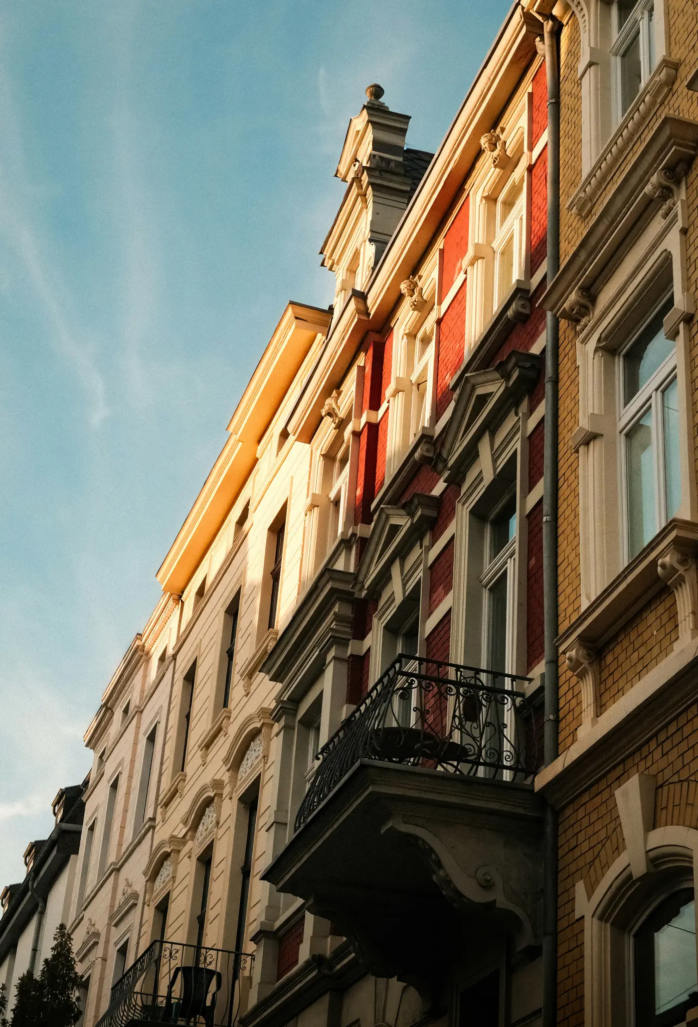 Fassade eines Altbaus mit Erkern im Abendlicht