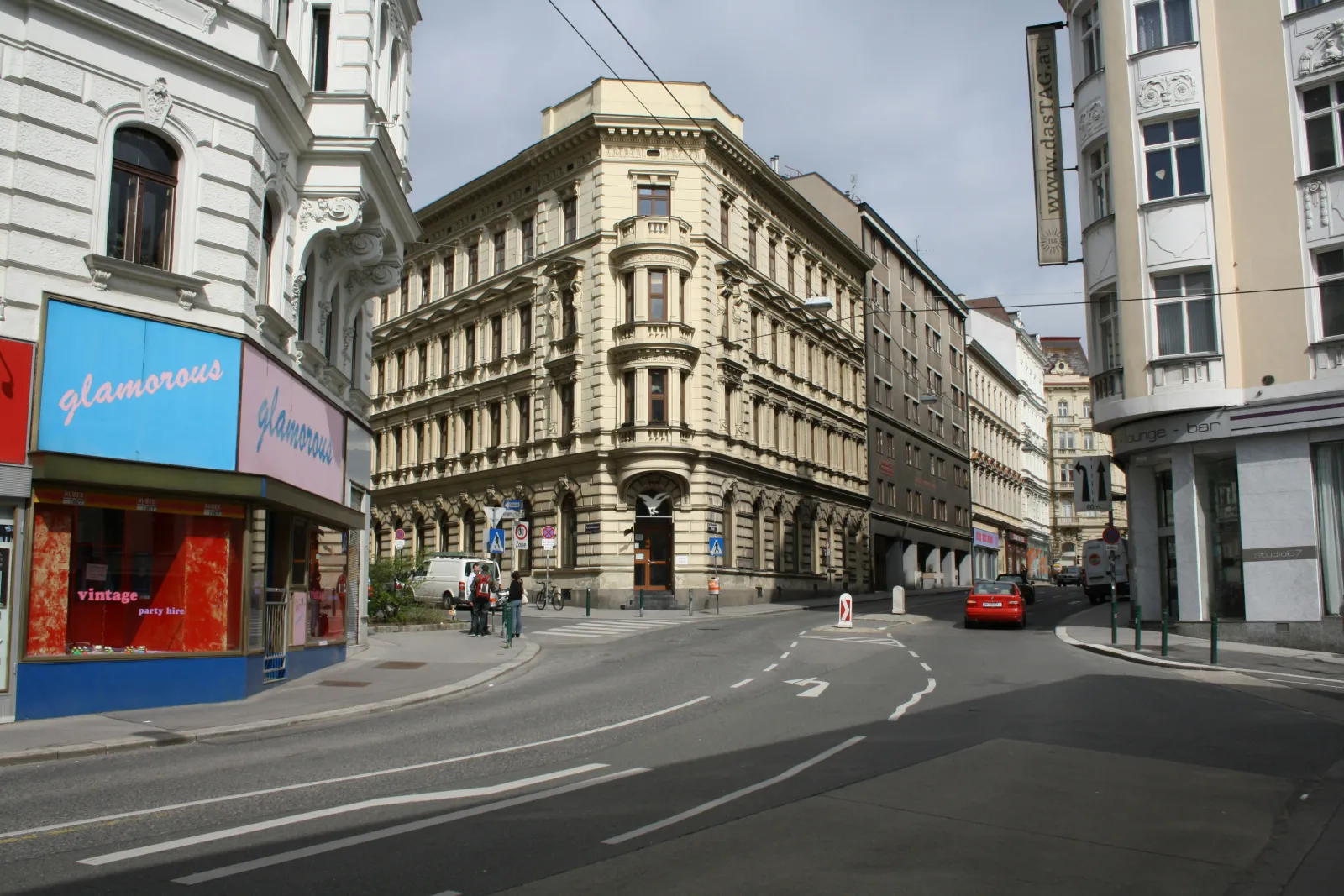 Altbau-Eckhaus mit Geschäftslokalen in Wien