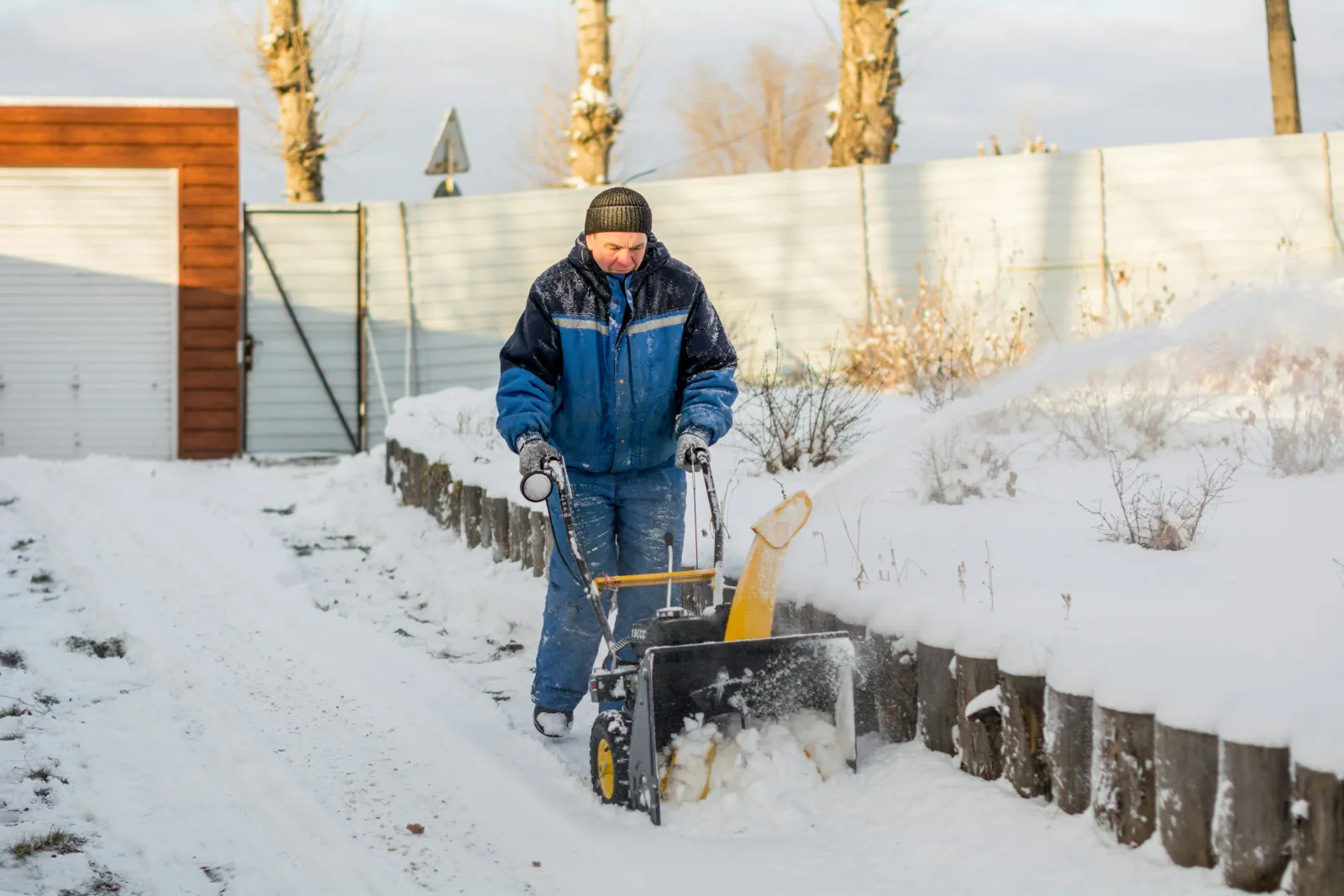 Schneeräumung mit einer Schneefräse auf einem Gehweg